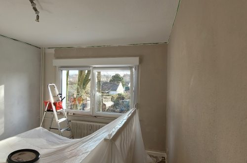 Zimmer während der Renovierung Wände sind vorgestrichen, Möbel abgedeckt