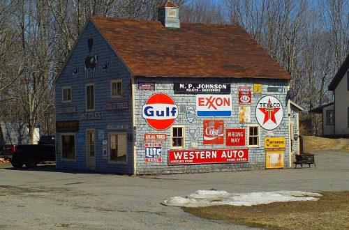 Scheune mit Werbeplakaten