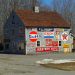 Scheune mit Werbeplakaten