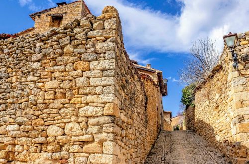 Gasse in einem mittelalterlichen Dorf in Spanien