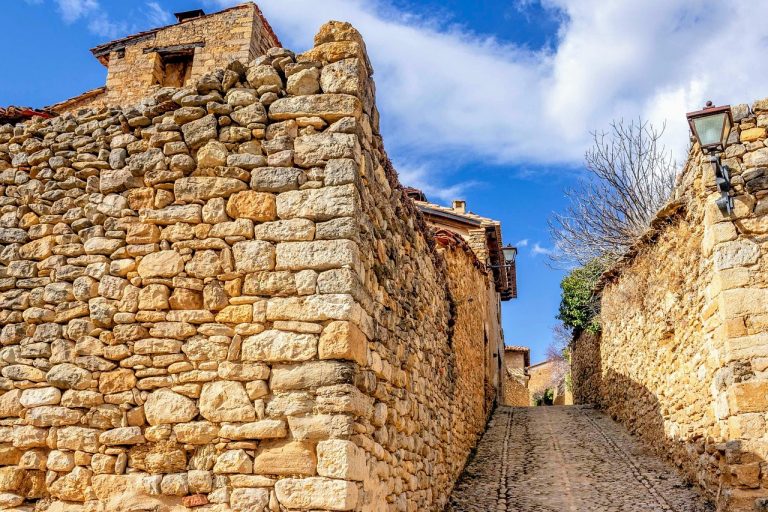 Gasse in einem mittelalterlichen Dorf in Spanien