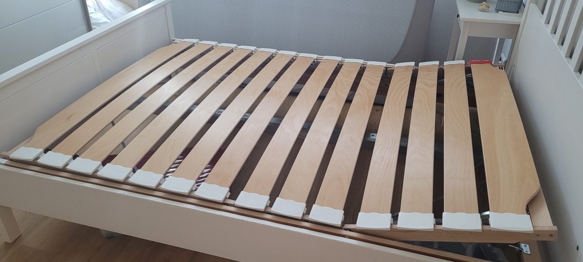 Neuer Lattenrost im Bettgestell