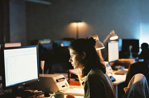 Isabella sitzt im Büro vor dem Computer.